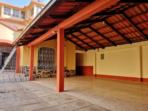 Propiedad de uso comercial en zona 12, en Santa Elisa