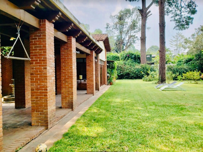 Casa dentro de garita con amplio jardin