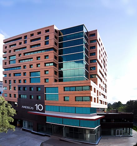 Oficina en renta en edificio de zona 13.