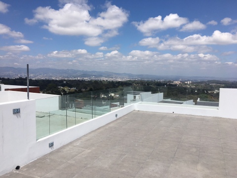 Venta de casa de 4 habitaciones en zona 16